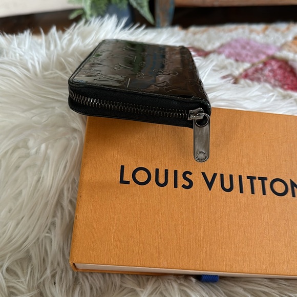 Gorgeous Vernis Louis Vuitton zippy - Picture 2 of 7
